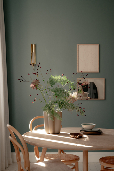 Красивые глубокие оттенки стен в дизайне небольшой двушки в Швеции (44 кв. м)