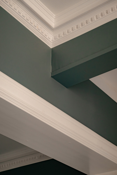 Красивые глубокие оттенки стен в дизайне небольшой двушки в Швеции (44 кв. м)