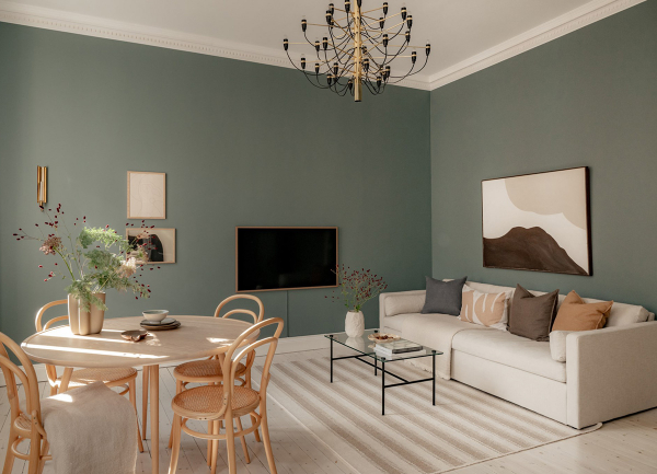 Красивые глубокие оттенки стен в дизайне небольшой двушки в Швеции (44 кв. м)