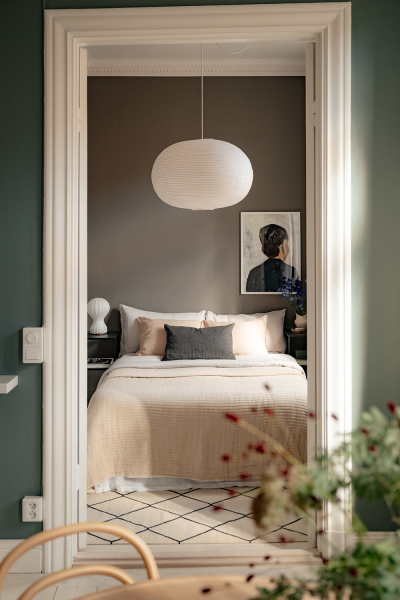 Красивые глубокие оттенки стен в дизайне небольшой двушки в Швеции (44 кв. м)