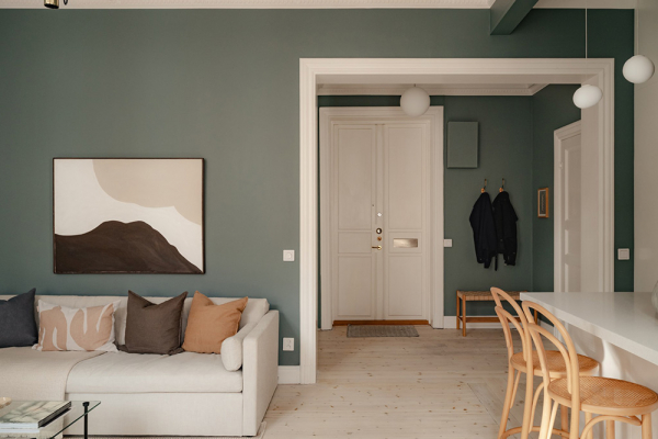 Красивые глубокие оттенки стен в дизайне небольшой двушки в Швеции (44 кв. м)