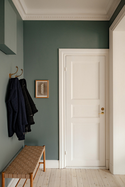 Красивые глубокие оттенки стен в дизайне небольшой двушки в Швеции (44 кв. м)