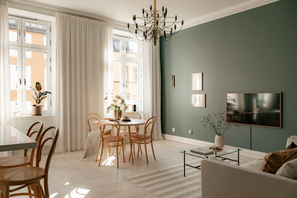 Красивые глубокие оттенки стен в дизайне небольшой двушки в Швеции (44 кв. м)