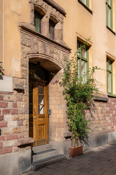 Красивые глубокие оттенки стен в дизайне небольшой двушки в Швеции (44 кв. м)