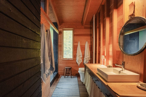 Красота и уют натурального дерева в дизайне дома у озера в Канаде Красота и уют натурального дерева в дизайне дома у озера в Канаде