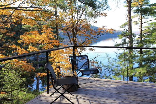 Красота и уют натурального дерева в дизайне дома у озера в Канаде Красота и уют натурального дерева в дизайне дома у озера в Канаде