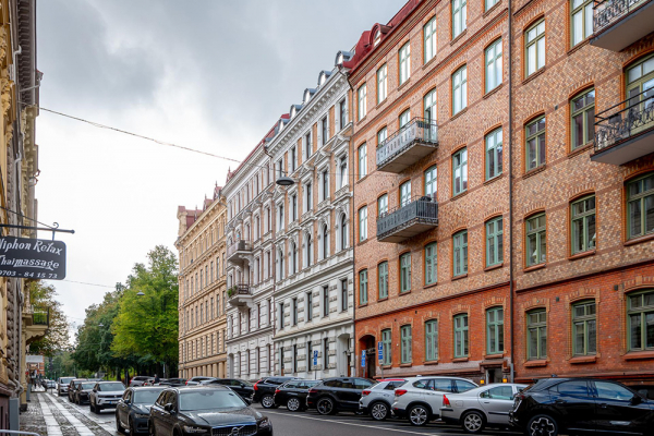 Маленькая белая квартира с кирпичной стеной и антресолью (35 кв. м)