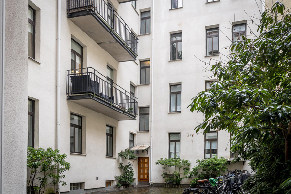 Маленькая белая квартира с кирпичной стеной и антресолью (35 кв. м)