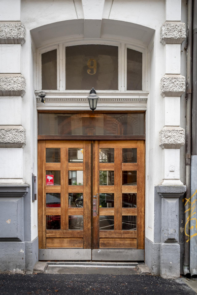 Маленькая белая квартира с кирпичной стеной и антресолью (35 кв. м)