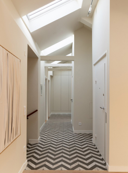 Мягкий минимализм под крышей: мансардная квартира в Стокгольме