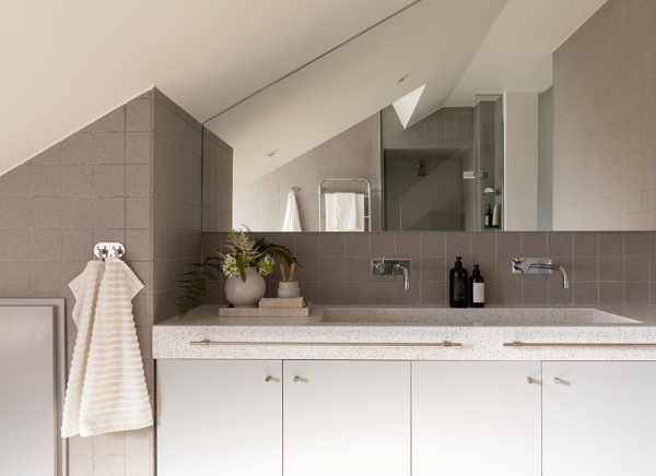 Мягкий минимализм под крышей: мансардная квартира в Стокгольме