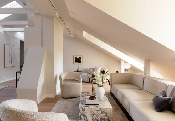 Мягкий минимализм под крышей: мансардная квартира в Стокгольме