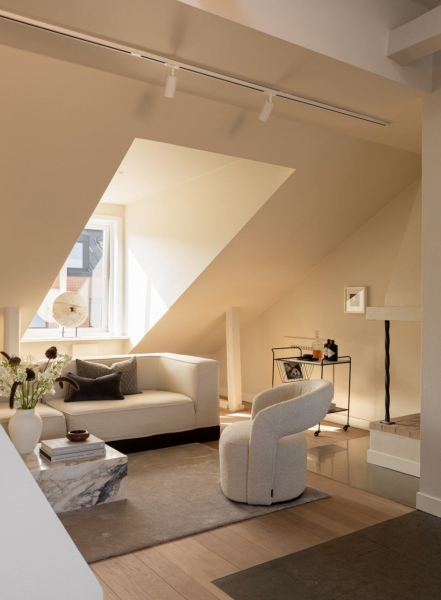 Мягкий минимализм под крышей: мансардная квартира в Стокгольме