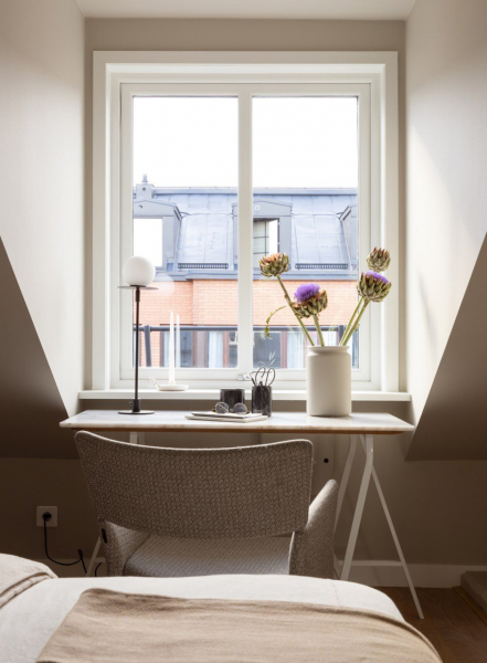 Мягкий минимализм под крышей: мансардная квартира в Стокгольме