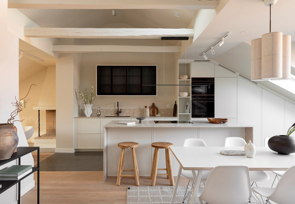 Мягкий минимализм под крышей: мансардная квартира в Стокгольме