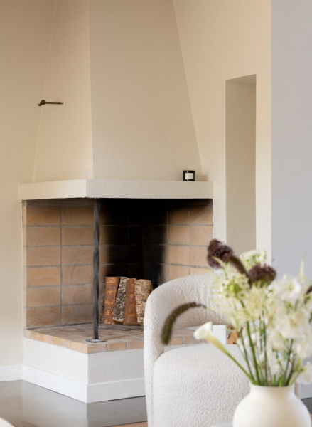 Мягкий минимализм под крышей: мансардная квартира в Стокгольме