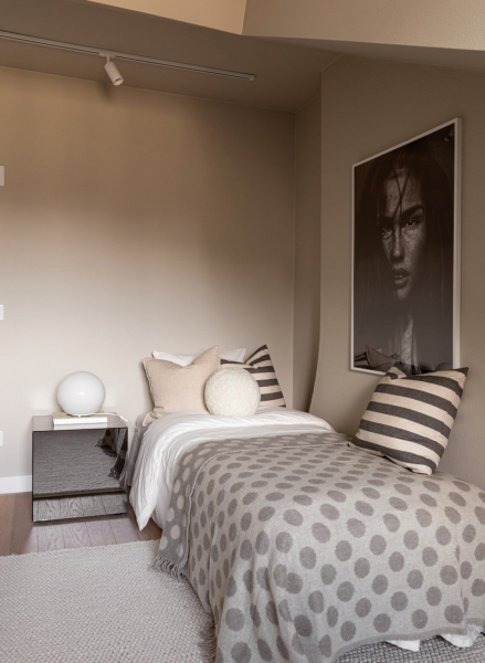 Мягкий минимализм под крышей: мансардная квартира в Стокгольме