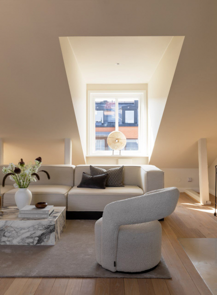 Мягкий минимализм под крышей: мансардная квартира в Стокгольме