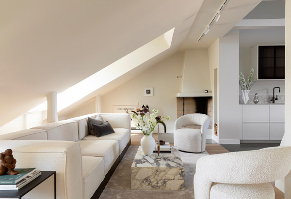 Мягкий минимализм под крышей: мансардная квартира в Стокгольме