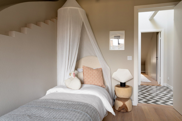 Мягкий минимализм под крышей: мансардная квартира в Стокгольме