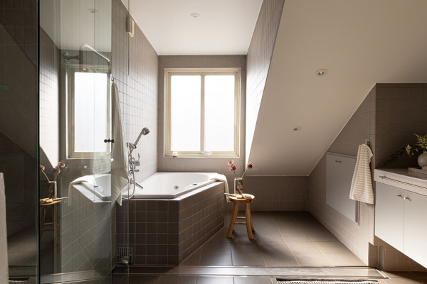 Мягкий минимализм под крышей: мансардная квартира в Стокгольме