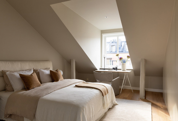 Мягкий минимализм под крышей: мансардная квартира в Стокгольме