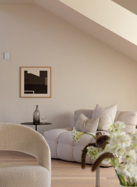 Мягкий минимализм под крышей: мансардная квартира в Стокгольме