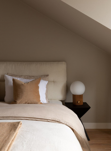 Мягкий минимализм под крышей: мансардная квартира в Стокгольме