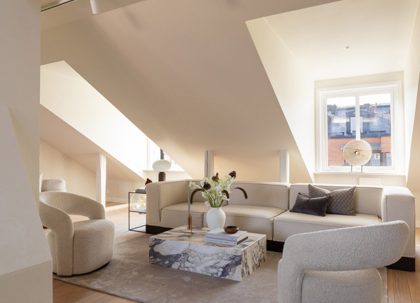 Мягкий минимализм под крышей: мансардная квартира в Стокгольме
