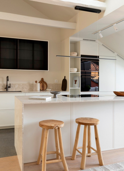 Мягкий минимализм под крышей: мансардная квартира в Стокгольме