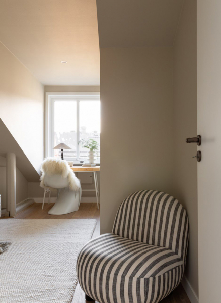 Мягкий минимализм под крышей: мансардная квартира в Стокгольме