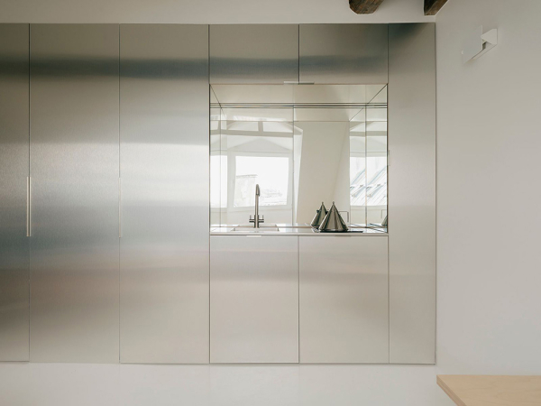 Невероятно маленькая квартира на чердаке в Париже (18 кв. м)