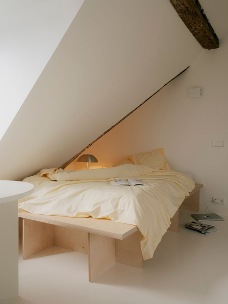 Невероятно маленькая квартира на чердаке в Париже (18 кв. м)