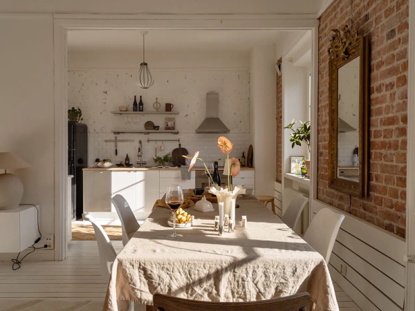 Скандинавский бохо: небольшая квартира с кирпичной стеной в Гетеборге (55 кв. м) Скандинавский бохо: небольшая квартира с кирпичной стеной в Гетеборге (55 кв. м)