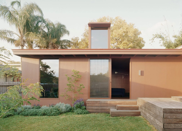 Стильный дизайн и перепад уровней пола: обновление старого бунгало в Мельбурне Стильный дизайн и перепад уровней пола: обновление старого бунгало в Мельбурне