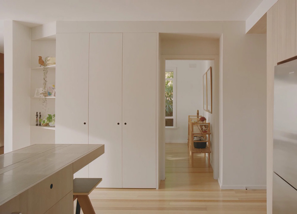 Стильный дизайн и перепад уровней пола: обновление старого бунгало в Мельбурне Стильный дизайн и перепад уровней пола: обновление старого бунгало в Мельбурне