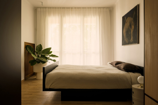 Строгий элегантный дизайн небольшой квартиры в модернистском доме в Варшаве (55 кв. м)