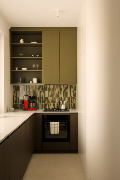 Строгий элегантный дизайн небольшой квартиры в модернистском доме в Варшаве (55 кв. м)