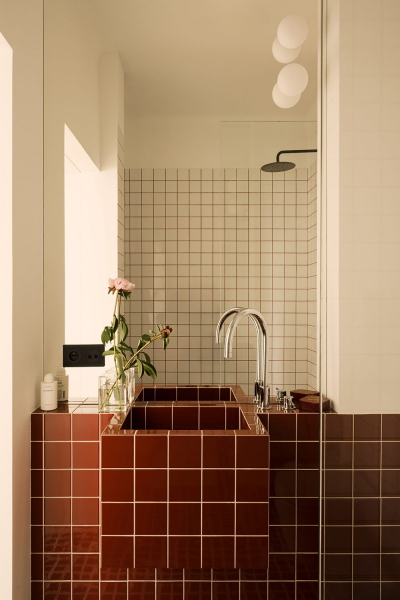 Строгий элегантный дизайн небольшой квартиры в модернистском доме в Варшаве (55 кв. м)