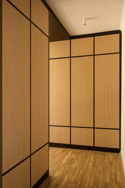 Строгий элегантный дизайн небольшой квартиры в модернистском доме в Варшаве (55 кв. м)