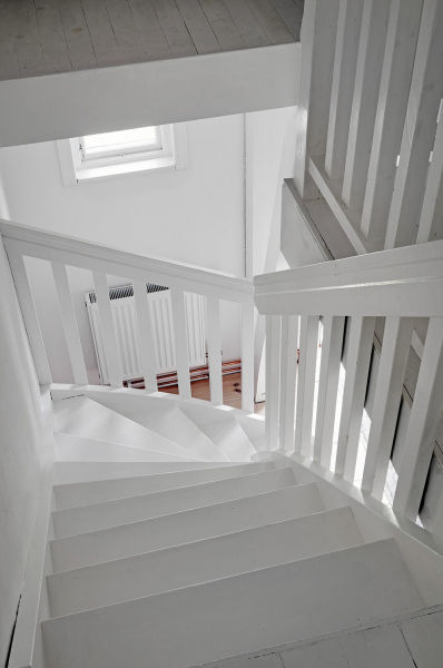 Светлая дача на месте конюшни 19 века в Швеции