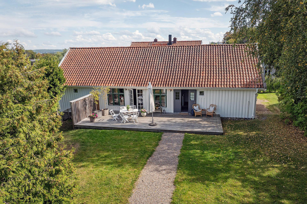 Светлая дача на месте конюшни 19 века в Швеции