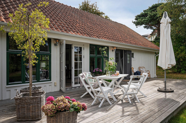 Светлая дача на месте конюшни 19 века в Швеции