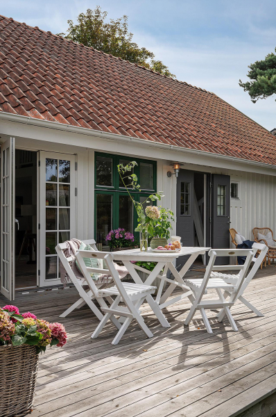 Светлая дача на месте конюшни 19 века в Швеции