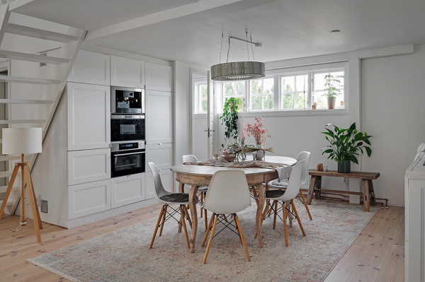 Светлая дача на месте конюшни 19 века в Швеции