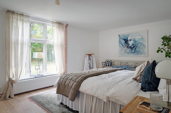 Светлая дача на месте конюшни 19 века в Швеции