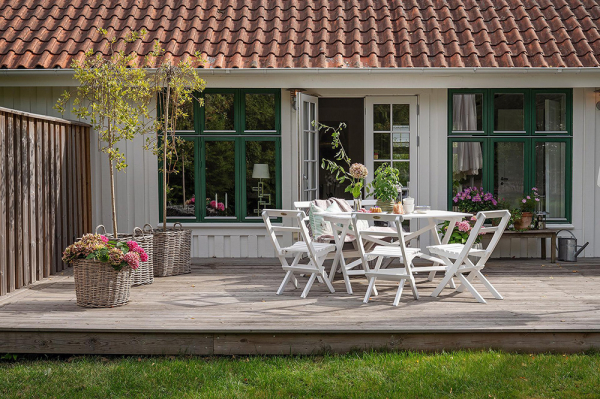 Светлая дача на месте конюшни 19 века в Швеции