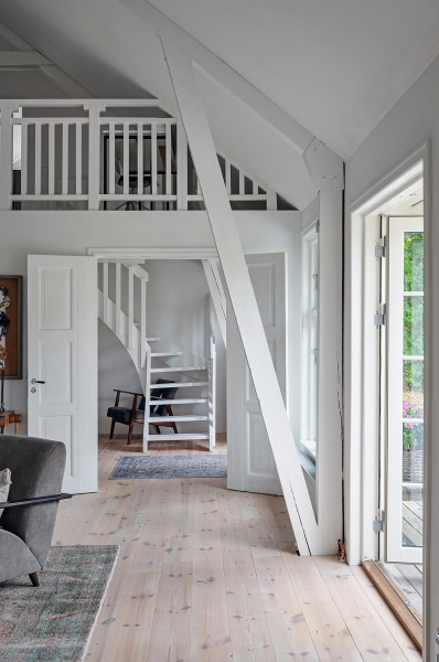 Светлая дача на месте конюшни 19 века в Швеции