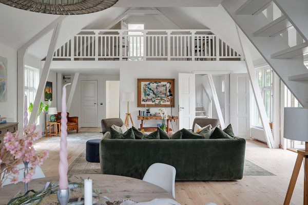 Светлая дача на месте конюшни 19 века в Швеции