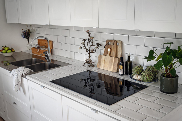 Светлая дача на месте конюшни 19 века в Швеции